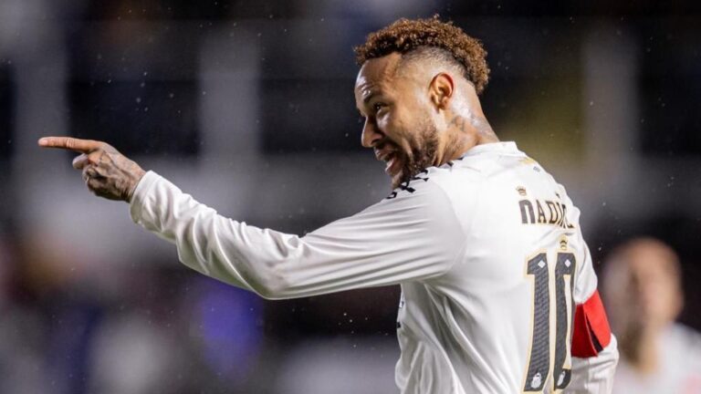 Neymar marca golaço contra Chapecoense e comemora de forma provocativa