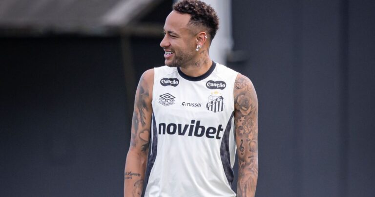 Neymar se reapresenta ao Santos após disputa da Copa