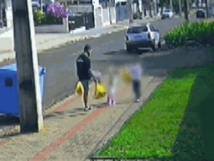 Mãe registra agressão do pai contra filha e polícia procura suspeito