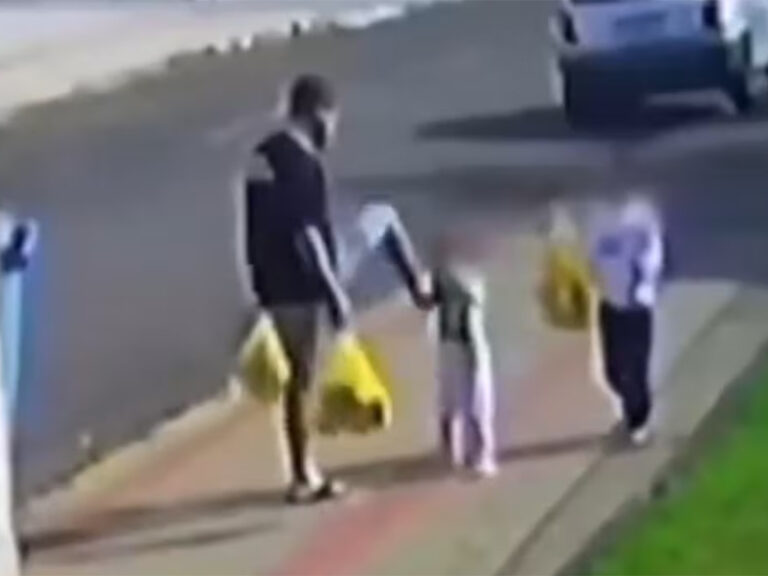Mãe registra BO após flagrar pai chutando filha de 3 anos