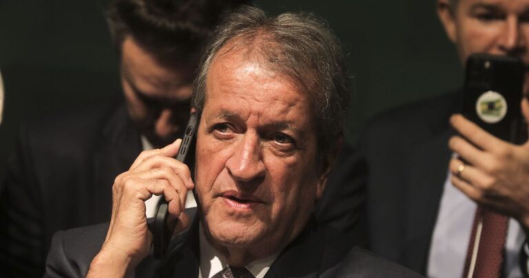 Dino bloqueia R$ 119 milhões em emendas de Valdemar Costa Neto
