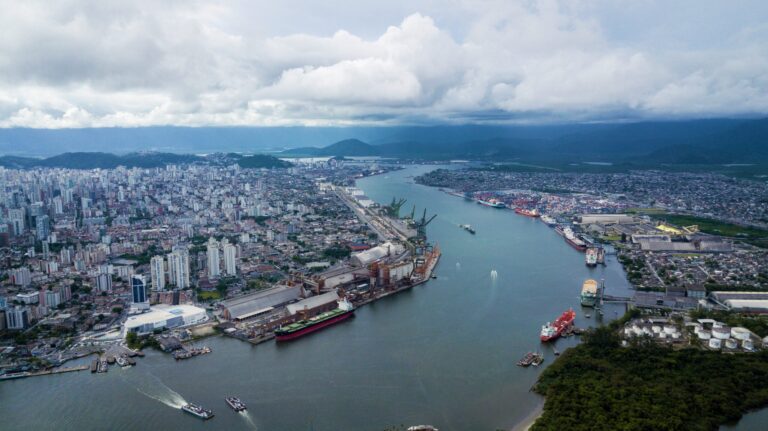Navegação em Santos volta ao normal após vendaval