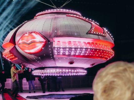 Nave de 400 quilos leva Xuxa sobre a plateia com tecnologia