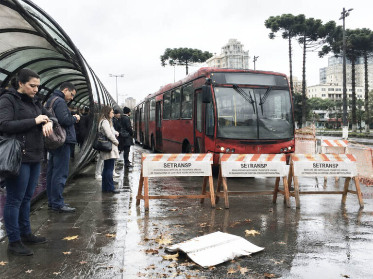 Ações judiciais travam renovação do transporte em Curitiba