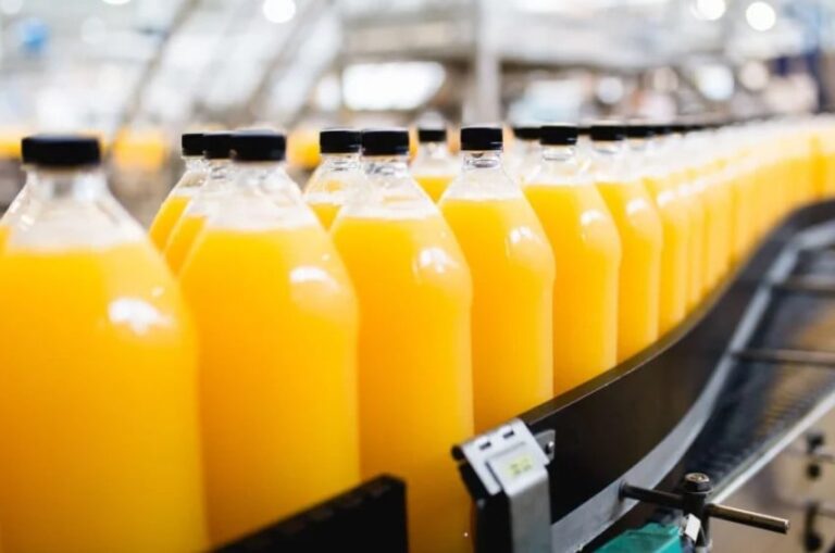 Suco de laranja fecha safra 2025-26 com receita 30% menor