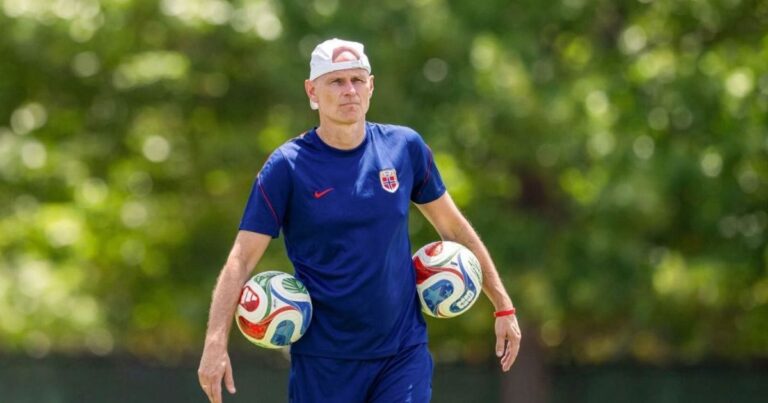Ancelotti presenteia técnico da Noruega após eliminação do Brasil