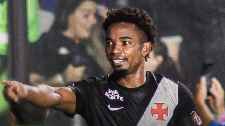 Volante do Vasco cai em buraco no CT e preocupa torcida
