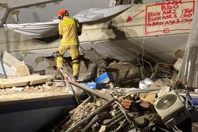 Brasil mantém força-tarefa de bombeiros na Venezuela em resgate contra o tempo