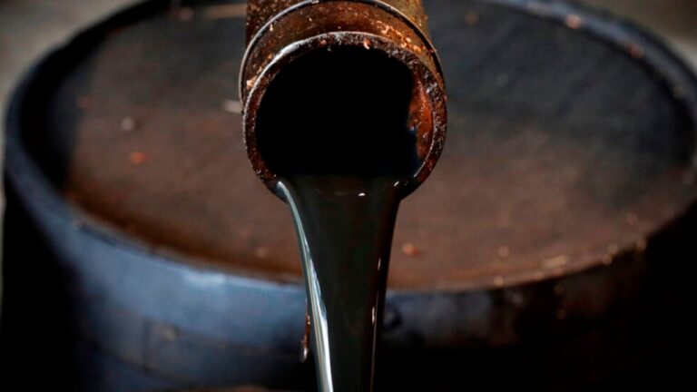 Petróleo recua com expectativa de retomada diplomática