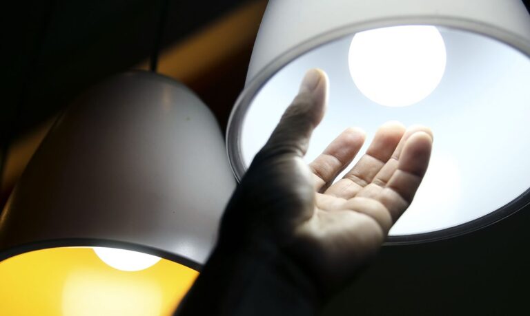 Energia elétrica lidera queda de preços e leva IPCA à deflação de 0,40%