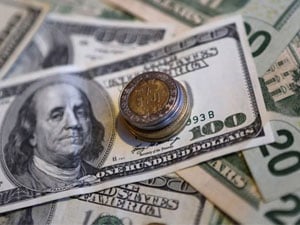 Dólar fecha em alta após discurso de Warsh sobre inflação nos EUA