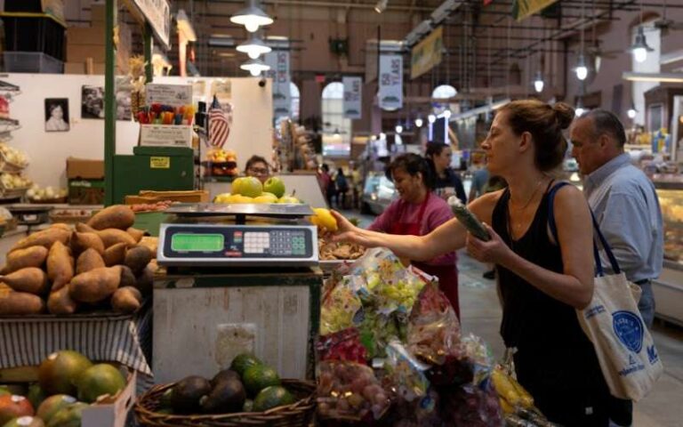 Confiança do consumidor cai para menor nível desde fim de 2022