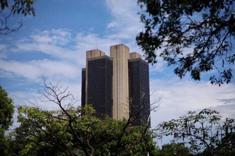 Boletim Focus revisa inflação e crescimento para baixo em 2026