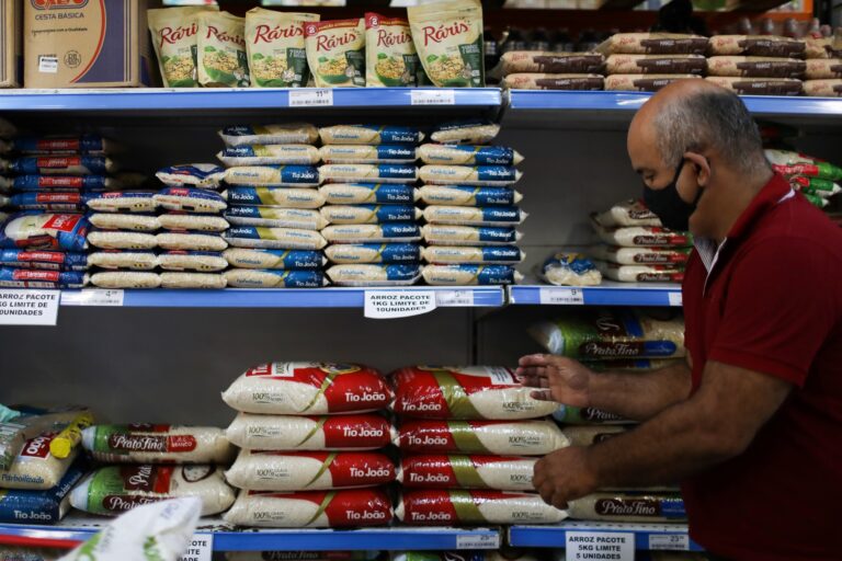 Varejo registra alta de 0,5% em junho, mas ampliado cai 1%