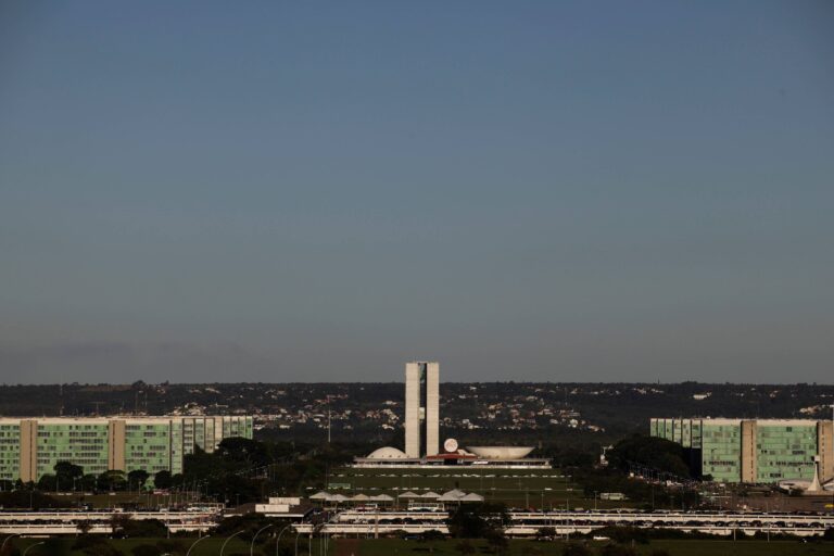 Redução de jornada pode elevar custos de empresas em até 7%, aponta estudo