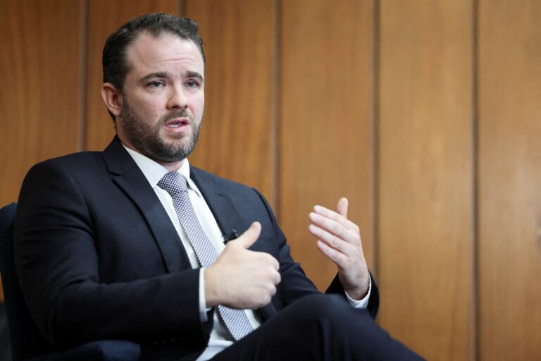 Ministro da Fazenda busca reunião com Malan e Armínio sobre agenda fiscal