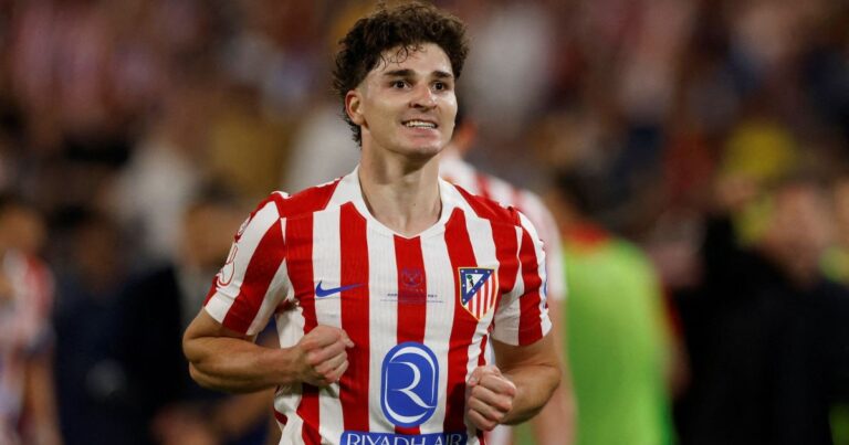 Julián Álvarez retorna aos treinos do Atlético em meio a interesse do Barcelona