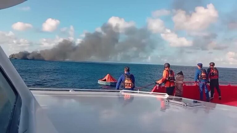 Incêndio em balsa mata uma pessoa e deixa 172 resgatados na Indonésia
