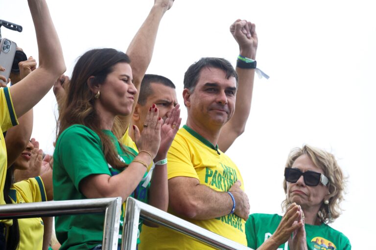 Flávio Bolsonaro lança campanha em São Bernardo do Campo com foco em segurança