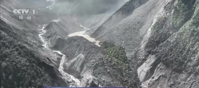 Helicópteros enfrentam limites em resgates no Himalaia após desastre