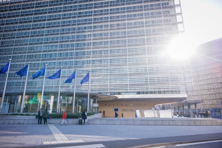 Comissão Europeia promete revisar regras regulatórias dos bancos
