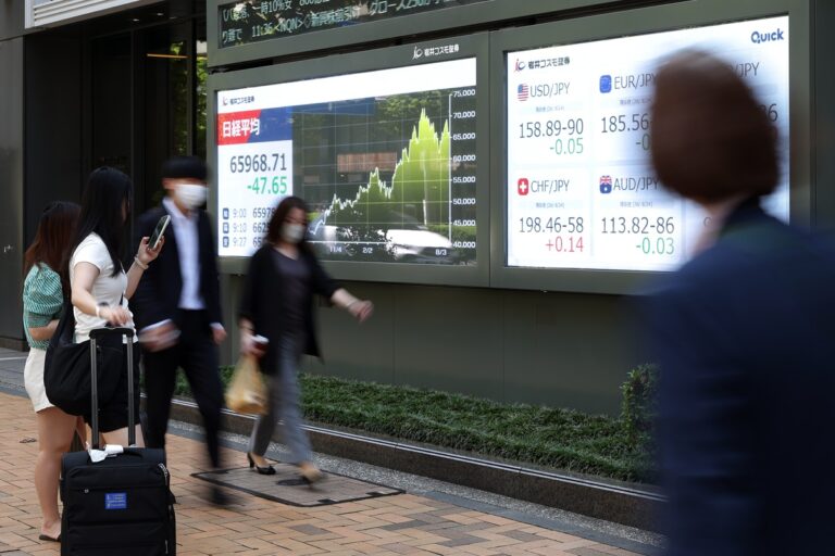 Japão gasta US$ 9,6 bilhões para conter queda do iene em menos de um mês
