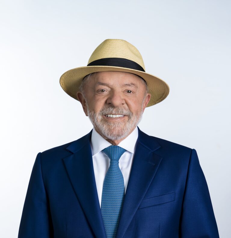 Ministério Público Eleitoral vê regularidade em foto de Lula com chapéu na urna