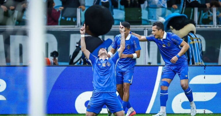 Grêmio vence Chapecoense de virada e encerra jejum de três jogos