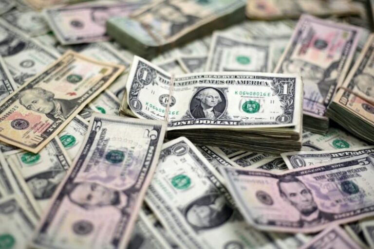 Dólar fecha em queda no Brasil e permanece na faixa de R$ 5,10