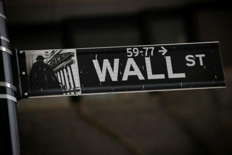 Wall Street cai com alta de rendimentos de títulos e resultado do Walmart