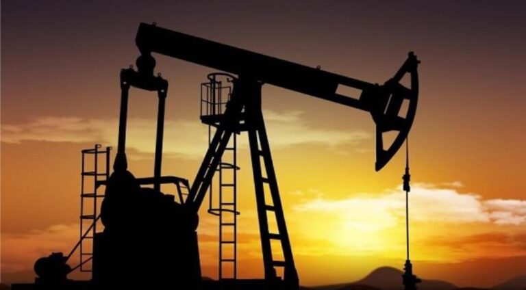 Petróleo fecha em queda de 2% ante perspectivas de fraca demanda global