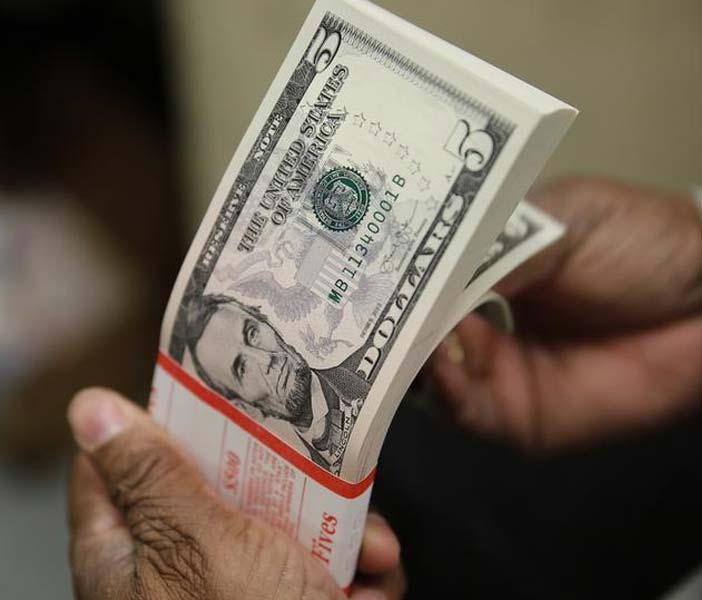 Dólar oscila com atenção do mercado ao Oriente Médio