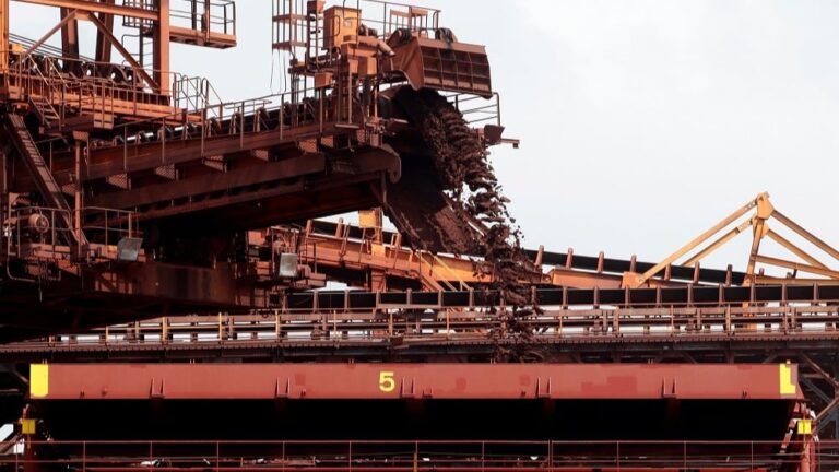Minério de ferro oscila pouco com redução de perdas das siderúrgicas