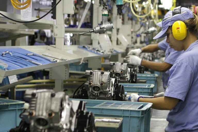 Produção industrial no Brasil cai mais do que esperado