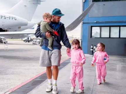 Zé Felipe personaliza jatinho com adesivos dos filhos