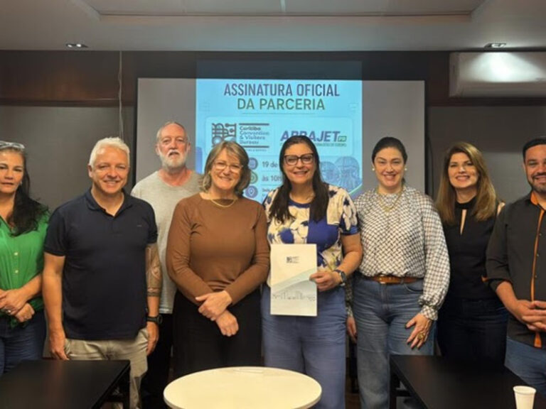 Abrajet-PR formaliza parceria com Curitiba Convention para fortalecer turismo