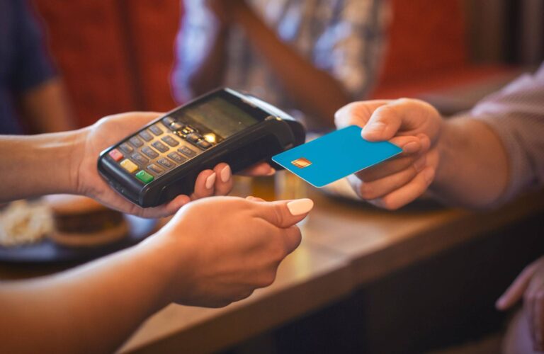 Banco Central registra queda na taxa média de juros do rotativo do cartão