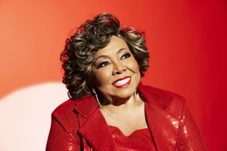 Alcione faz show em Curitiba neste sábado com sucessos do álbum homônimo