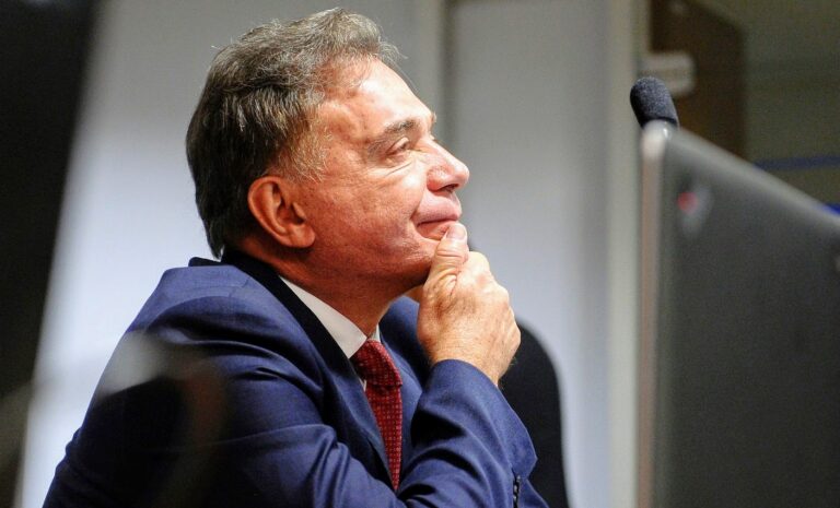 Álvaro Dias desiste de candidatura ao Senado em 2026