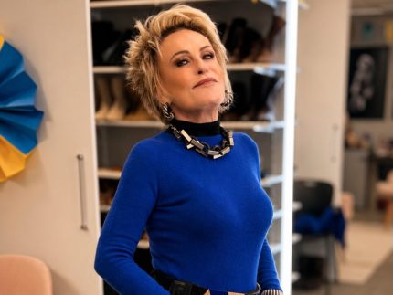 Ana Maria Braga chega de helicóptero a hospital e recebe alta