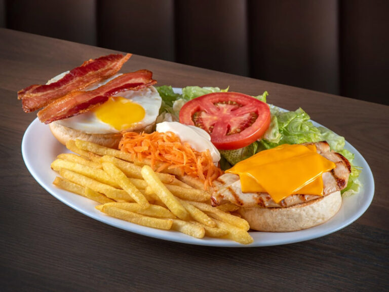 Au-Au Lanches oferece sanduíches abertos que combinam praticidade e sabor