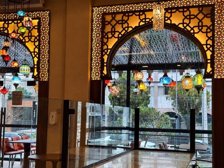 BaraQuias inaugura unidade no Batel com conceito que une café e restaurante árabe
