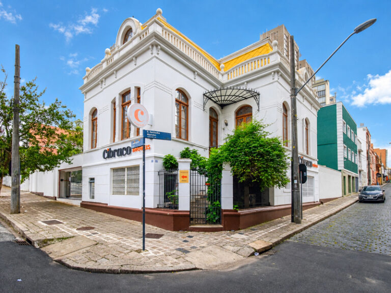 Corretor de imóveis orienta clientes e viabiliza negociações mais seguras