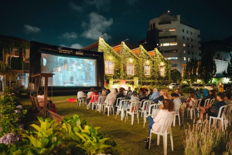 Espaço Cultural A Fábrika exibe filmes em espanhol e francês ao ar livre