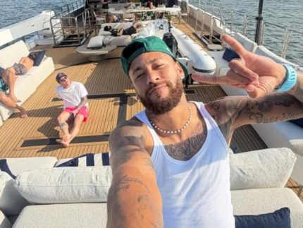 Neymar exibe iate de R$ 120 milhões com piscina de borda infinita
