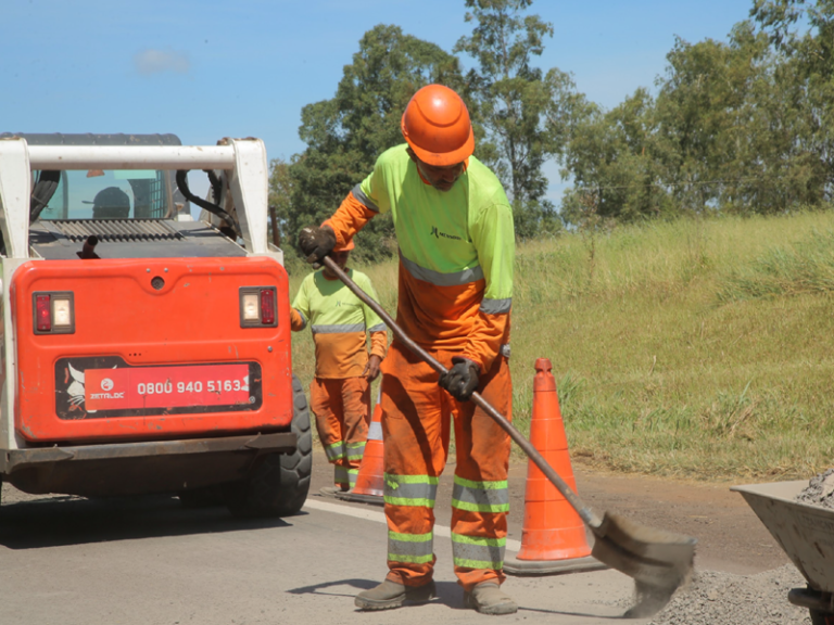 EPR Paraná realiza obras e alerta motoristas para desvios