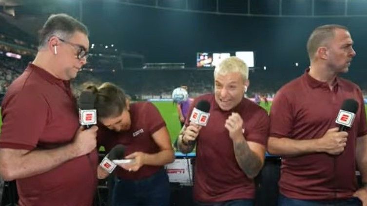 Jornalista da ESPN leva bolada na cabeça antes de jogo do Corinthians