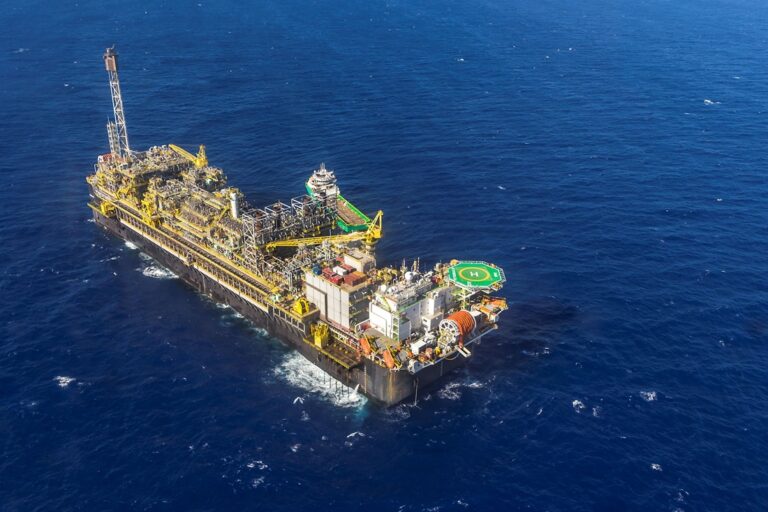 Camex aprova prorrogação de imposto de 12% sobre exportação de petróleo