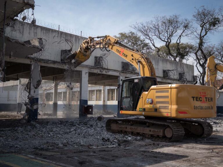 Demolição da antiga fábrica da Ambev começa em Rebouças, Curitiba