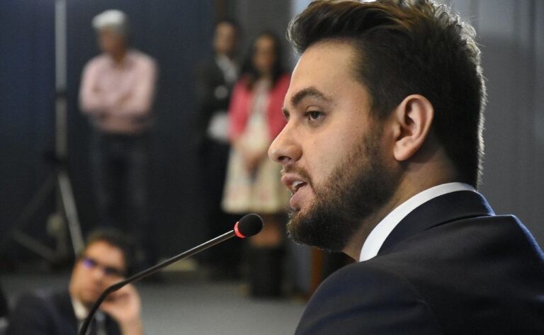 Juiz federal anuncia documento falso em caso de Filipe Martins na Flórida